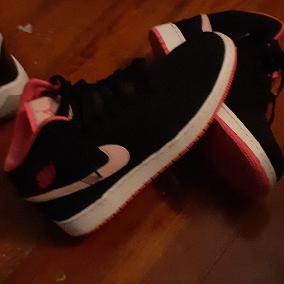 Jordan 1s - Picture 3 of 3